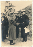 Der Führer Adolf Hitler und Kapitän vom Linienschiff Schleswig Holstein Gustav Kleikamp an der Westerplatte in Danzig 1939