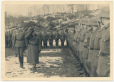 Ritterkreuzträger des Heeres - General vor angetretenen Soldaten
