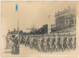 Fallschirmjäger der Luftwaffe marschieren bei einer Parade vor dem Führer Adolf Hitler