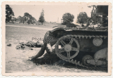 Toter russischer Soldat in der Kette von einem T-26 Panzer Wrack an der Ostfront