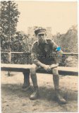 Hitlerjunge auf einer Parkbank