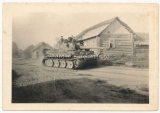 Panzer VI Tiger mit Turmnummer 121 der schweren Panzer Abteilung 505 auf dem Marsch in Russland