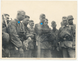 Soldaten der Waffen SS in Tarnbekleidung nach schweren Kämpfen bei gefallenen Kameraden an der Ostfront