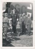 Oberbefehlshaber der U Boote Großadmiral Karl Dönitz steigt aus Flugzeug der Luftwaffe