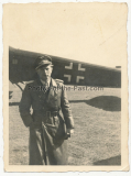 Ritterkreuzträger der Luftwaffe - Eichenlaub mit Schwertern Träger vor einem Flugzeug