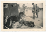 Verbrannter russischer Soldat am BA-10 Panzerwagen Wrack an der Ostfront 1941