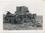 Toter russischer Soldat vor T-26 Panzer Wrack mit MG Zwillingsturm an der Ostfront 1941
