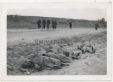 Tote russische Soldaten am Rand einer Rollbahn an der Ostfront 1941