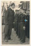 Ritterkreuzträger der Kriegsmarine - U Boot Kommandant bei angetretenen Jungen der Marine-Hitlerjugend