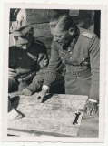 Ritterkreuzträger des Heeres - General der Panzertruppe an einer Lagekarte im Osten